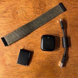 Whoop 4.0 + Hydro knit wrist band + Charger